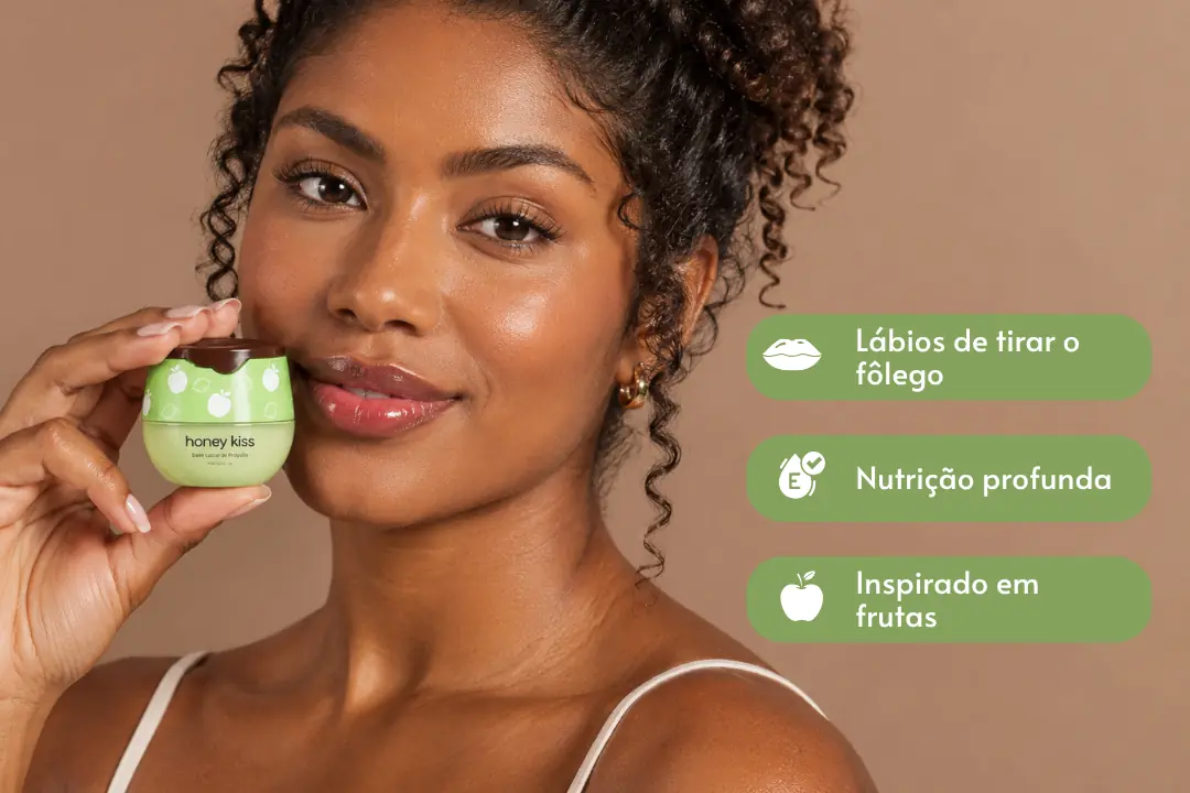 Pote do balm labial HoneyKiss sabor Maçã Verde, sobre mesa com maçãs, foto 2